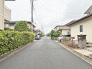住民の方が主に利用する交通量少なめの道路に面してます。
