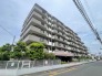 タイル張りの荘厳な外観は、マンションならでは。
