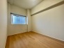 今からここを誰のお部屋にしようか、そんな洋室です。
