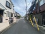 車通りの少ない住宅街に立地してます。
