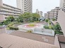 ゆっくりくつろげる広い中庭。