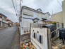 幅員の狭い道ですが、車通りの少ない住宅街に立地してます。
