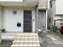 アプローチからの玄関がおしゃれな住宅。出発も帰宅も楽しみになるかも。
