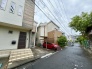 車通りの少ない閑静な住宅地、のびのびした子育てに適します。

