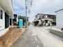 住民の方が主に利用する交通量少なめの道路に面してます。
