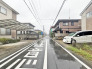 前面道路は歩道も整備され、小さなお子様にも安心です。
