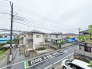 住宅街の中の一戸建て、あたりはほとんど住宅です。
