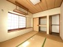 大きな窓から明るい日差しが差し込みます
