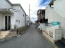 幅員の狭い道ですが、車通りの少ない住宅街に立地してます。
