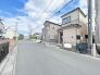 駐車が苦手な方にも嬉しい、前面６ｍ道路に面した住まい。
