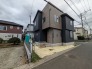 駐車が苦手な方にも嬉しい、前面６ｍ道路に面した住まい。
スカイバルコニーのある家です。