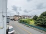 住宅街の中の一戸建て、あたりはほとんど住宅です。

