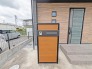 アプローチからの玄関がおしゃれな住宅。出発も帰宅も楽しみになるかも。
