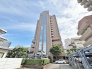 タイル張りの荘厳な外観は、マンションならでは。
