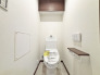 新しくお住まいになる方のことを考えて、トイレも新品に交換しました。

