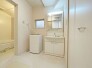 三面鏡にハンドシャワー付き、 使いやすい洗面台。
