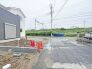 幹線道路から１本入った現地は、想像以上に静かに感じられます。
