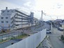 前面の住まいとの距離感があるから、圧迫感を感じません。
