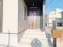 ポーチのついた新築分譲物件。玄関の印象はいかがでしょうか？入口からご覧ください。
