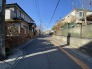 住民の方が主に利用する交通量少なめの道路に面してます。
