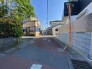前面道路は歩道も整備され、小さなお子様にも安心です。
