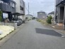 住民の方が主に利用する交通量少なめの道路に面してます。
