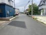 駐車が苦手な方にも嬉しい、前面６ｍ道路に面した住まい。
