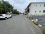 道路向かいは大きな公園。のびのびした子育てにも適します。
