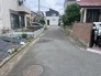 住民の方が主に利用する交通量少なめの道路に面してます。
