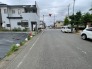 北側の道路。幅員は約8.9メートル。駐車が苦手な方にも嬉しい。
