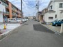 住民の方が主に利用する交通量少なめの道路に面してます。
