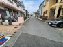 住民の方が主に利用する交通量少なめの道路に面してます。
