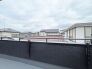 住宅街の中の一戸建て、あたりはほとんど住宅です。
