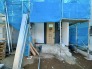 アプローチからの玄関がおしゃれな住宅。出発も帰宅も楽しみになるかも。
