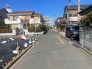 住民の方が主に利用する交通量少なめの道路に面してます。
