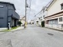 前面道路は整備され、小さなお子様にも安心です。
