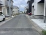 駐車が苦手な方にも嬉しい、前面５ｍ道路に面した住まい。
