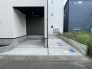 マイカースペースを２台分確保。現地で車幅と共にご確認ください。
