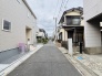 前面道路は歩道も整備され、小さなお子様にも安心です。
