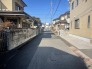 住民の方が主に利用する交通量少なめの道路に面してます。
