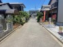 住民の方が主に利用する交通量少なめの道路に面してます。
