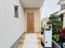 ポーチのついた新築分譲物件。玄関の印象はいかがでしょうか？入口からご覧ください。
