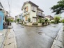住民の方が主に利用する交通量少なめの道路に面してます。
