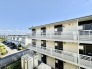 前面の住まいとの距離感があるから、圧迫感を感じません。
