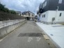 住民の方が主に利用する交通量少なめの道路に面してます。