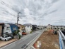 住宅街の中の一戸建て、あたりはほとんど住宅です。
