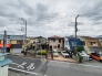 あたりには住宅を中心とした建物が広がります。
