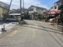 住民の方が主に利用する交通量少なめの道路に面してます。
