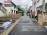 住民の方が主に利用する交通量少なめの道路に面してます。
