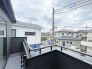 住宅街の中の一戸建て、あたりはほとんど住宅です。
